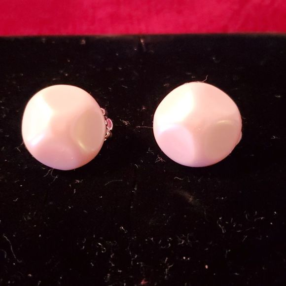 Vintage 00's Carolee Silver Tone Baroque‎ Cross Imprinted Pearl Clip-On Earrings - Picture 1 of 6